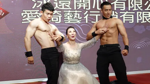 獨家|楊繡惠迎58歲閨蜜江泳錡幫慶生 嗨吃猛男豆腐摸大鵰