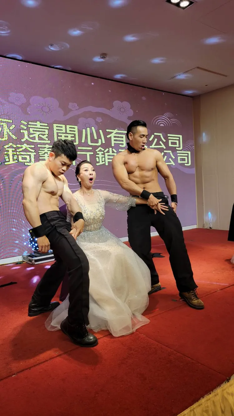 楊繡惠摸到大鵰相當興奮。彭欣偉攝