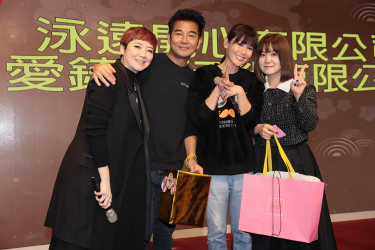 劉曉憶(左起)、謝承均、鄭仲茵等都開心喝春酒。彭欣偉攝