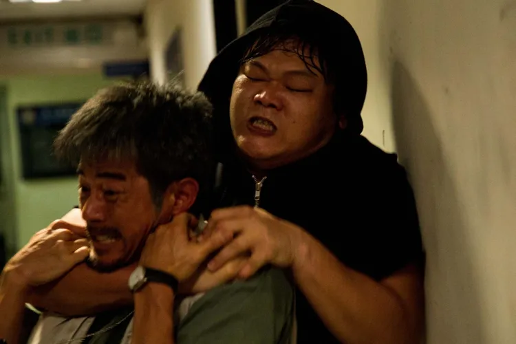 《踏血尋梅》中警官郭富城和兇手白只搏鬥。