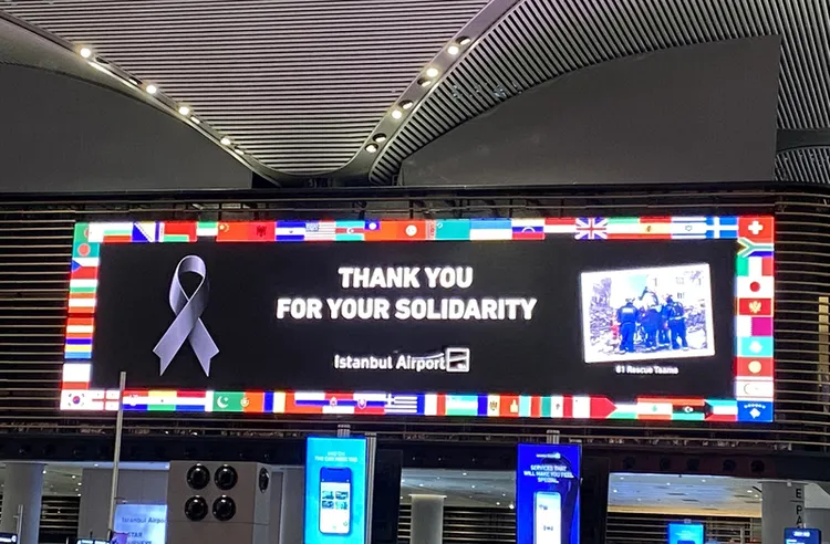 台灣搜救隊14日於伊斯坦堡搭機返台，機場電子告示欄可見「感謝81隊搜救隊」的內容，並展示台灣等國旗幟。中央社