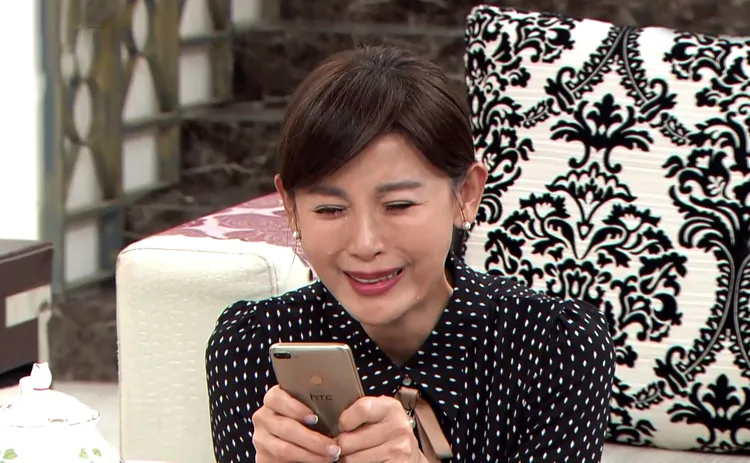 乾眼症還要拍哭戲，鄭仲茵辛苦了。台視提供