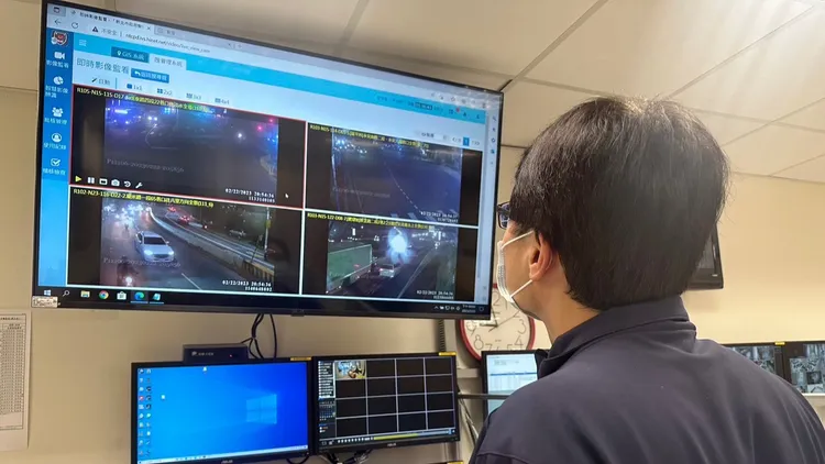 警方在勤務指揮中心架設監視器查看各地車流狀況。蘆洲警分局提供