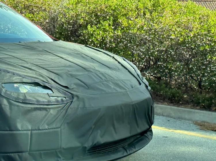 大改款Model 3最新路上測試照。翻攝@klwtts推特