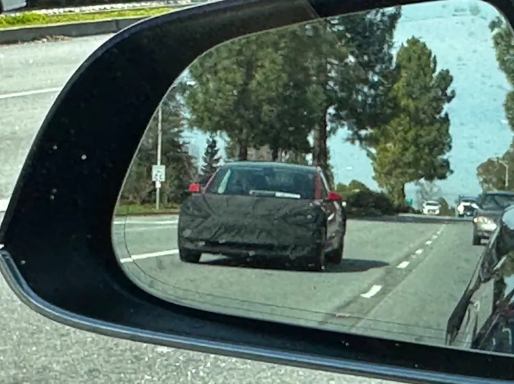 大改款Model 3最新路上測試照。翻攝@klwtts推特