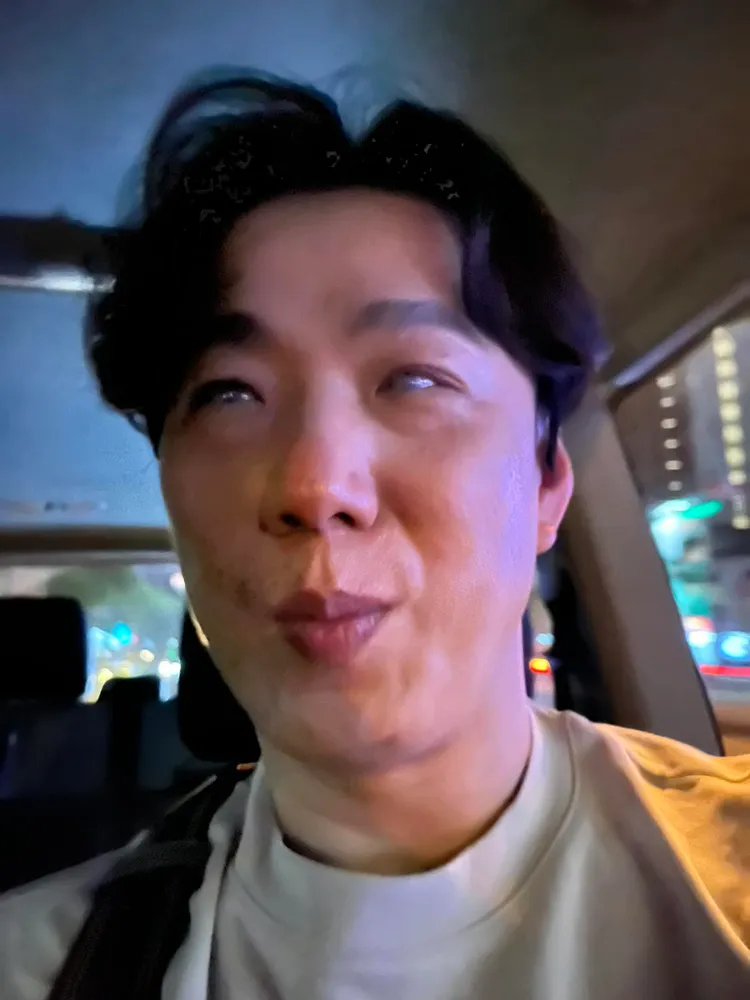 他也曾曝自己拿下墨鏡的樣子，讓人心疼。引自蕭煌奇臉書