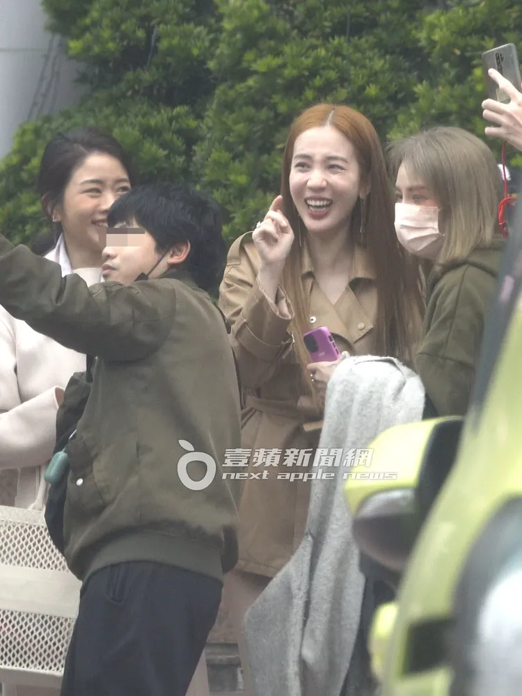 結束錄影行程的愛雅遇到粉絲，開心合照。特勤中心攝