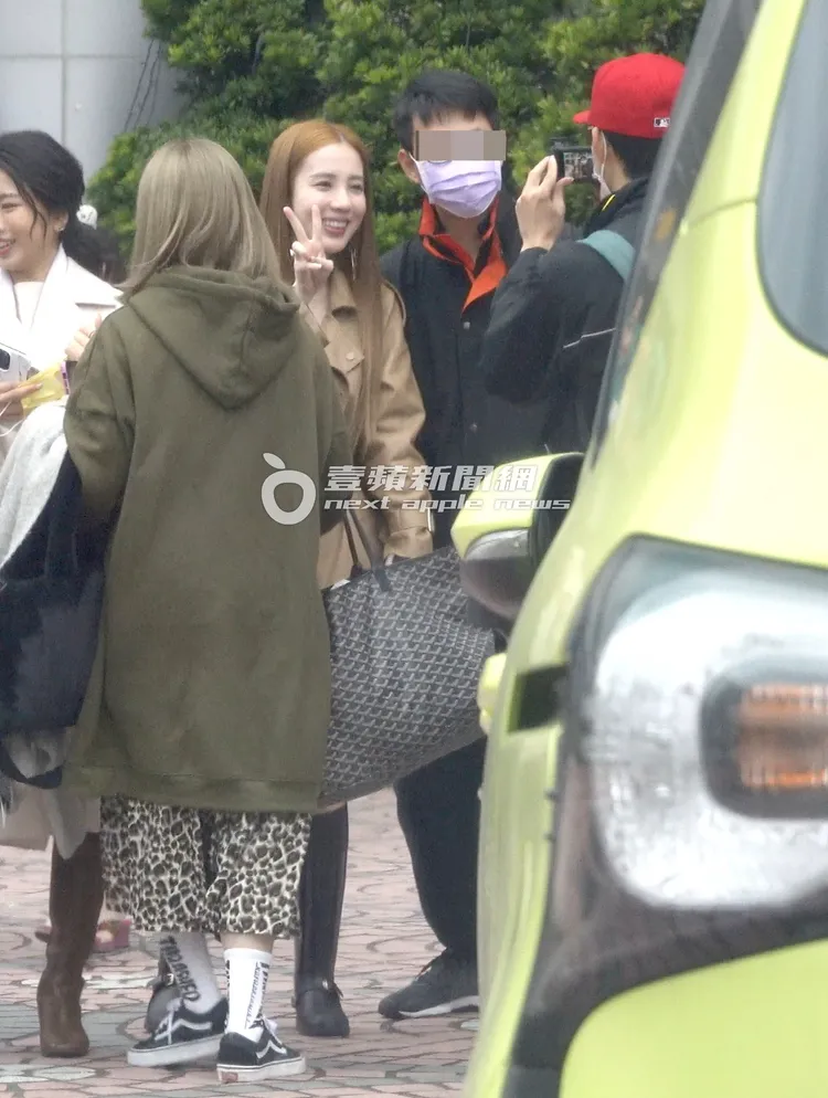 愛雅（中）伸手比YA開心與粉絲合照。特勤中心攝