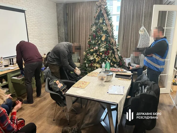 烏克蘭調查人員搜查達蒂的住處。翻攝nikvesti網站