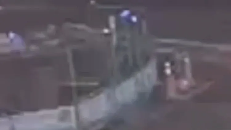 工地現場燈光和圍籬。翻攝畫面