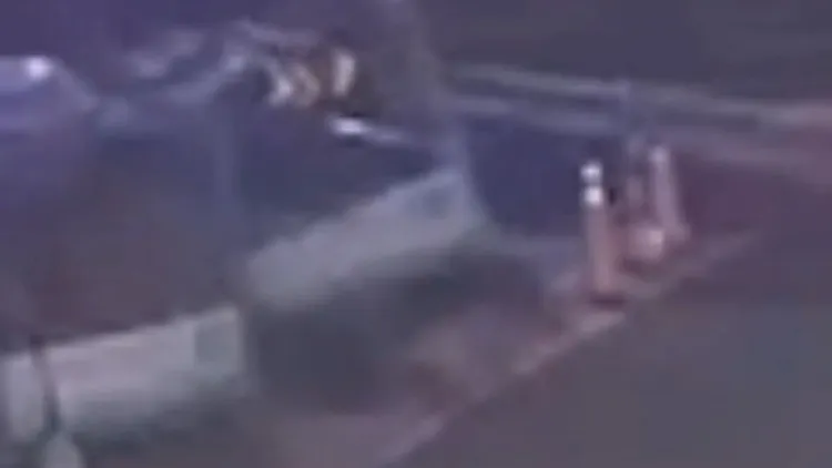 機車撞擊圍籬。翻攝畫面