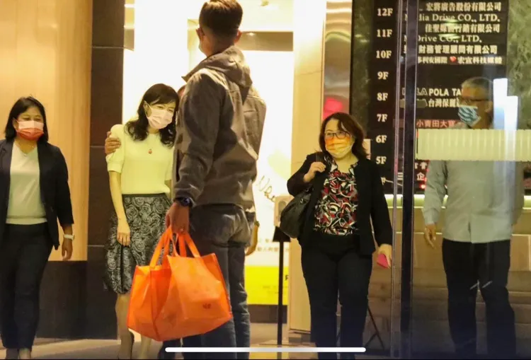 不只牽手，徐巧芯爆料陳時中餐後還摟著李雅玲。翻攝自徐巧芯臉書