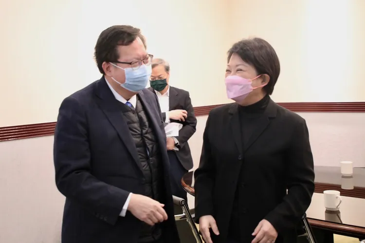 盧秀燕與行政院副院長鄭文燦討論台中捷運議題。市府提供