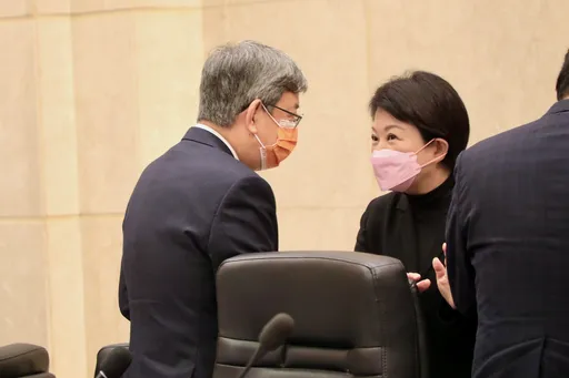 盧秀燕出席行政院會 贈正副閣揆這東西!盼加速核定中捷藍線及綠線延伸