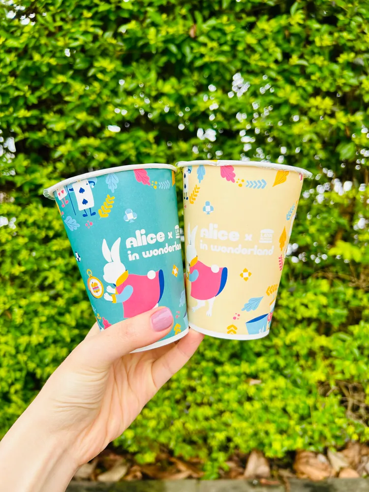 拉亞漢堡盛裝餐點的外包裝，能見到愛麗絲夢遊仙境經典角色的身影。業者提供