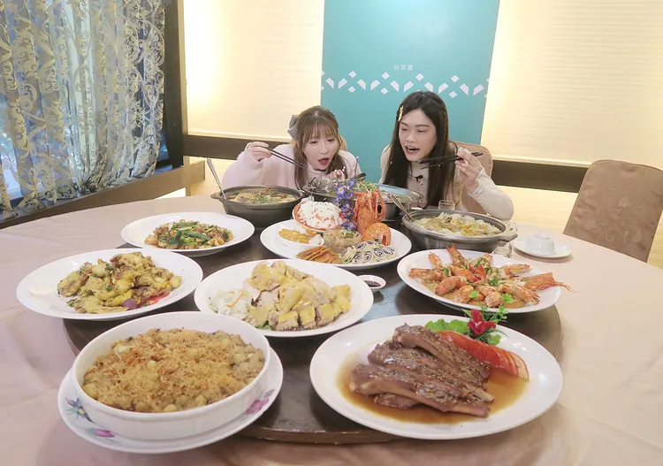 日本大胃女王萌梓(左)來台和大胃王小慧共享台菜宴 。緯來提供