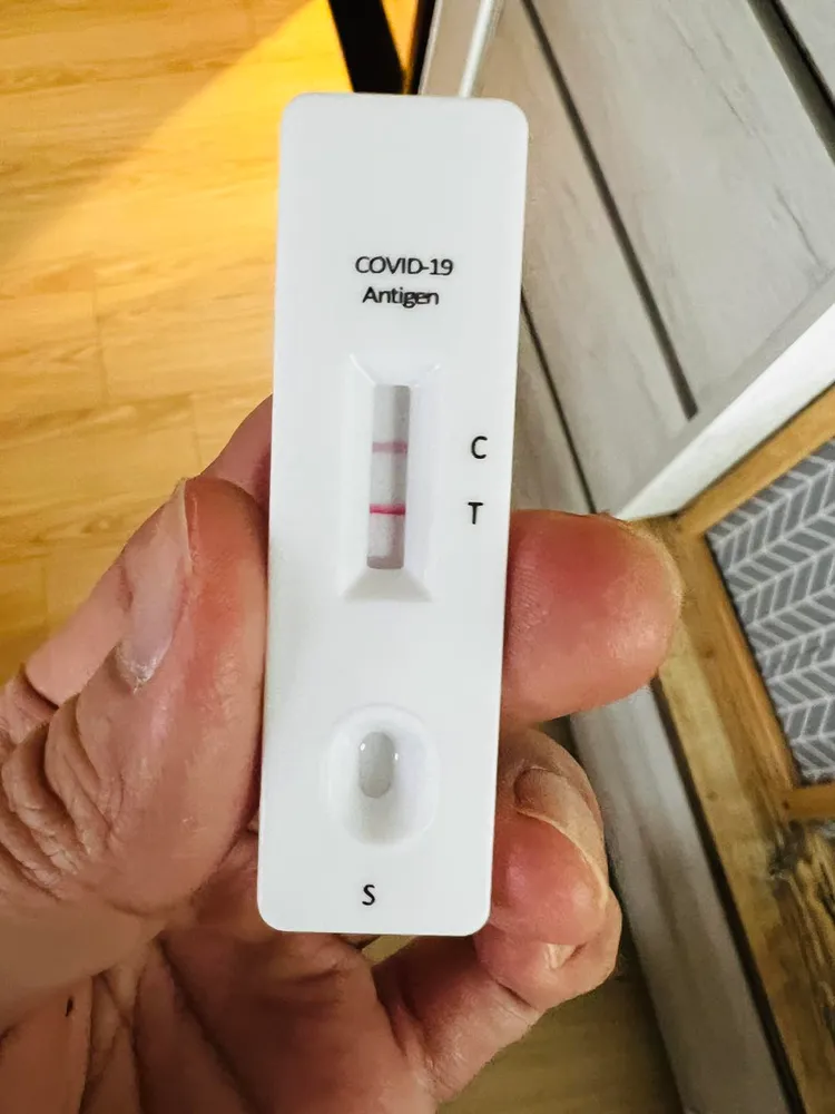 招明威貼出快篩陽的照片。翻攝臉書粉專《招名威教授 毒理威廉》