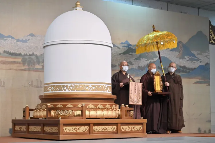 星雲大師法體真身封龕典禮，由佛光山住持心保和尚(左)、退居和尚心定和尚。佛光山提供