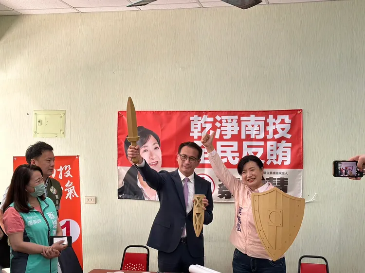 鄭運鵬贈送蔡培慧紙劍與紙盾，期許她能做為弱勢的後盾，披荊斬棘贏得這次南投補選。蔡培慧競總提供