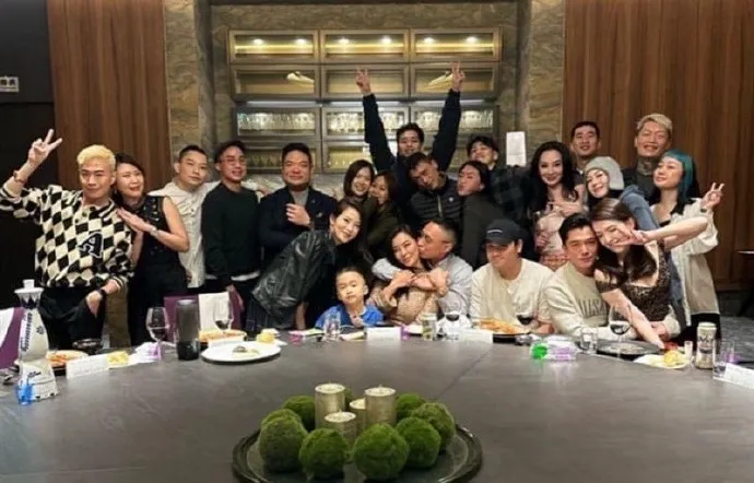 邱澤和許瑋甯（前排右）拍大合照時放閃。翻攝elin22的IG
