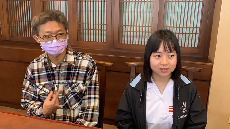 雄女學生林宇婕與老師鄭祐任。吳慧芬攝
