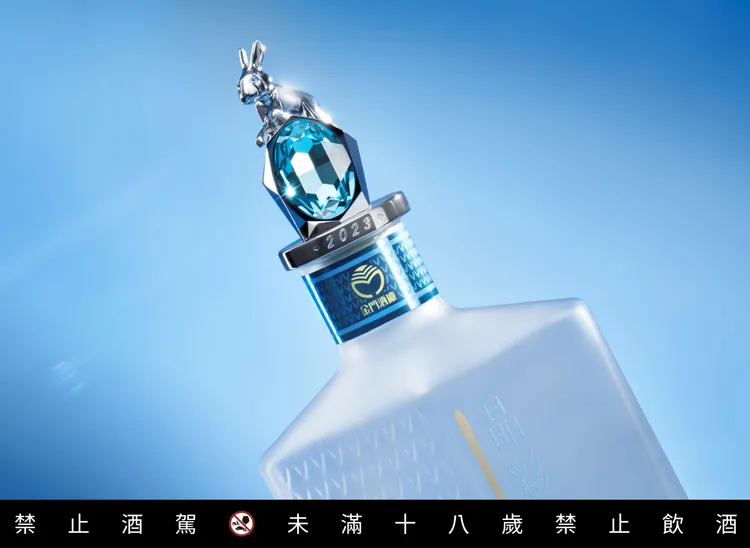 瓶蓋採用30mm超大Swarovski元素珍稀藍晶祝願「晶」想事成。業者提供