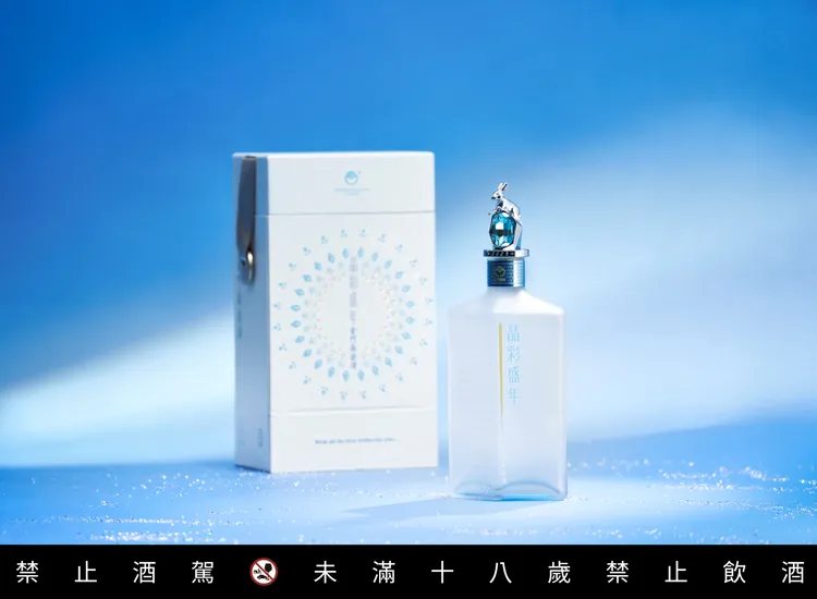 「晶彩盛年金門高粱酒」象徵希望與實現美好的意涵，限量2萬瓶送禮收藏皆宜。業者提供