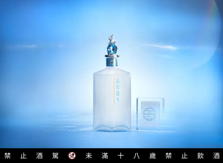 唐綺陽據今年星象運勢推敲出年度幸運色為藍綠色，並將此色納入聯名酒款瓶身。業者提供