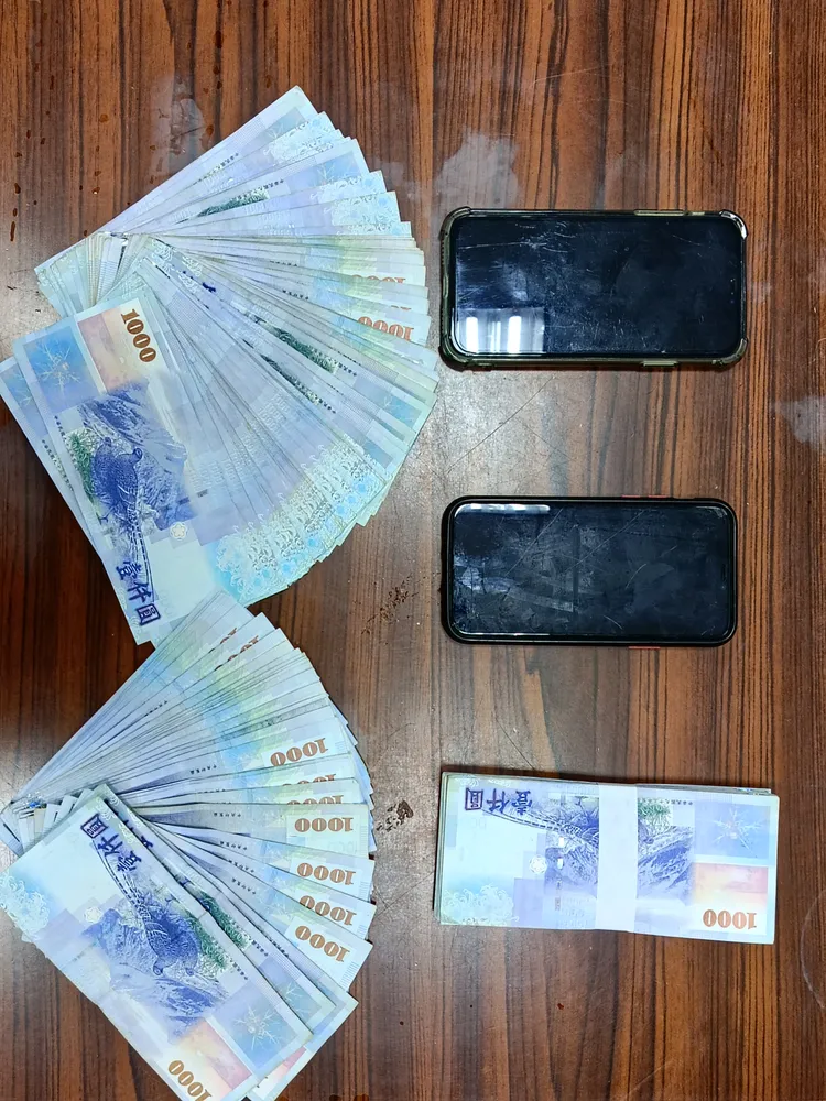 警方起出贓款及手機等證物。淡水警分局提供
