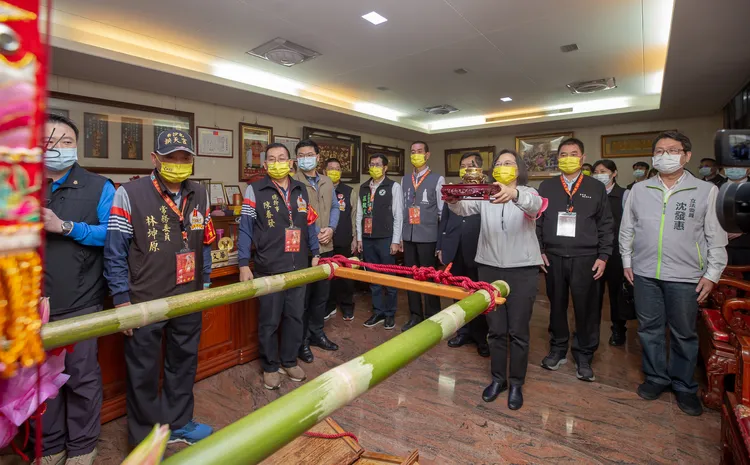 蔡英文捧持淨香爐，為媽祖神轎進行「淨轎儀式」。總統府提供