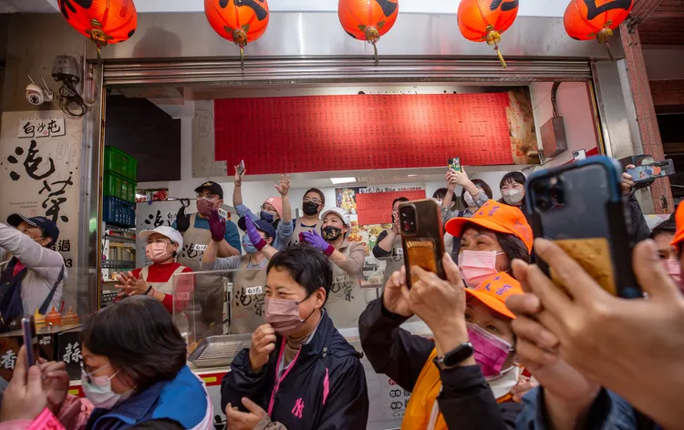 現場民眾搶拍蔡英文現身拱天宮。總統府提供