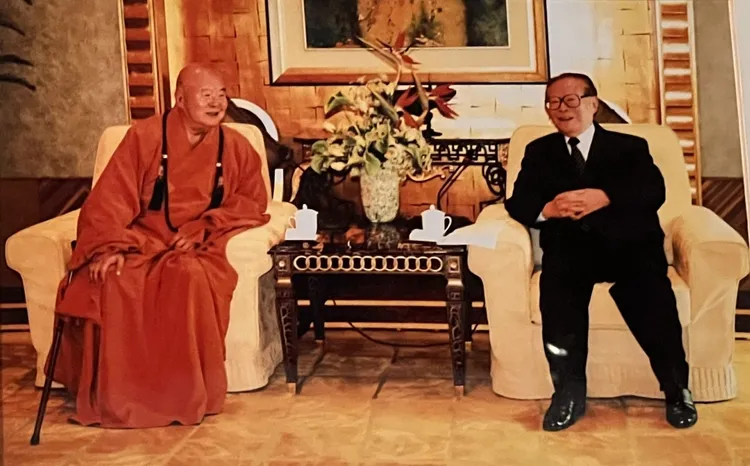 2006年在江澤民與星雲會面。翻攝畫面