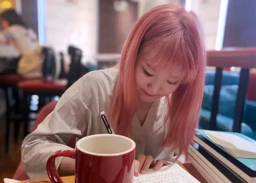 染粉紅髮色遭霸凌「陪酒女上碩士」！　保送師大高材生尋短抑鬱而終　