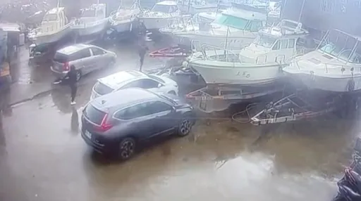 不爽行車糾紛被移工飆罵 基隆2惡煞持瓦斯槍、木棍追打後落跑