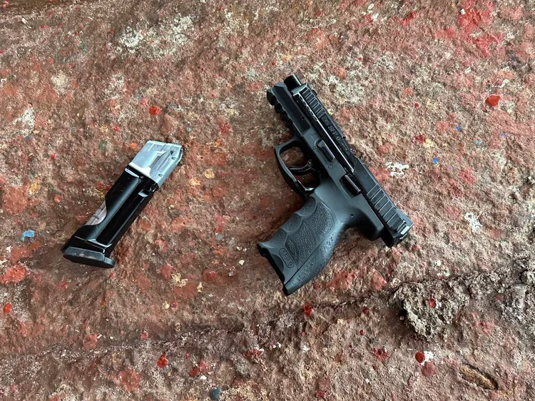 警方尋獲的瓦斯槍。翻攝畫面