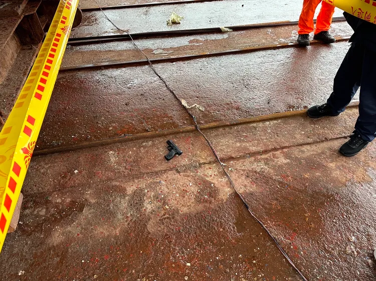 警方在現場尋獲瓦斯槍。翻攝畫面