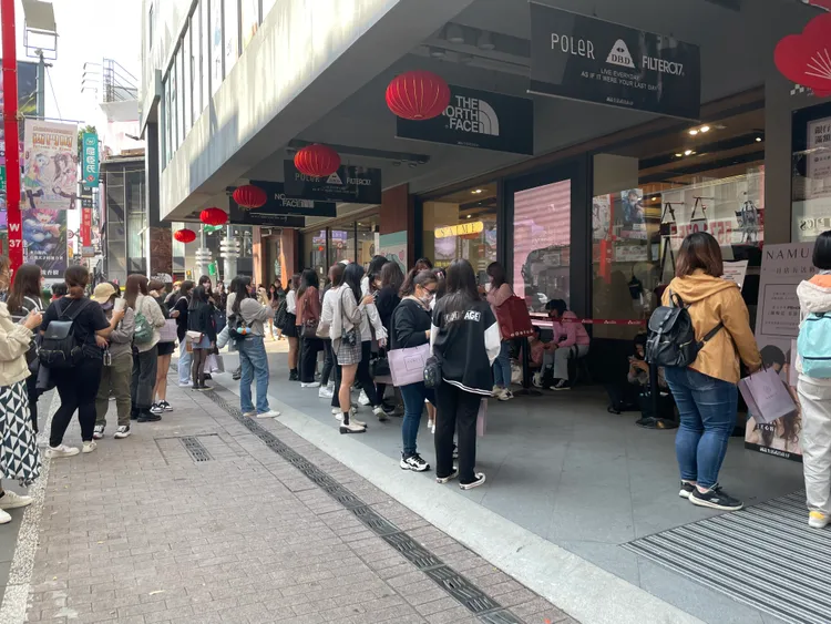 活動開始前門口就聚集了不少夏浦洋和陳峻廷的粉絲。張家玲攝