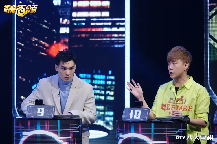 黃偉晉(右)提及「隊友」關鍵字，立刻遭大家懷疑是狼人。八大提供