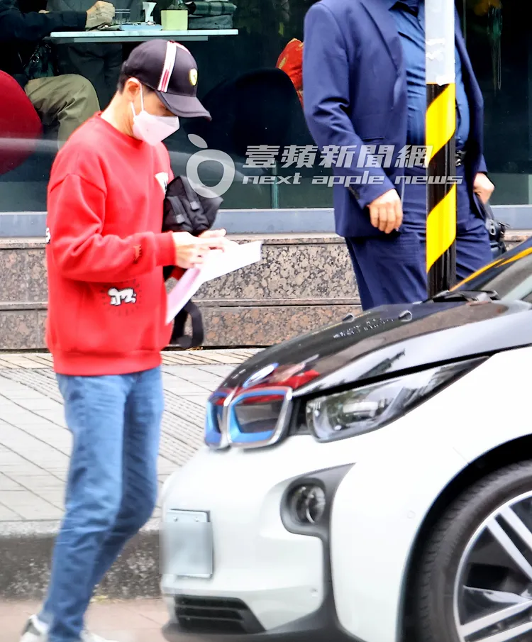 林志穎看著手上的罰單，仍保持淡定的準備坐上座駕離開。特勤中心攝