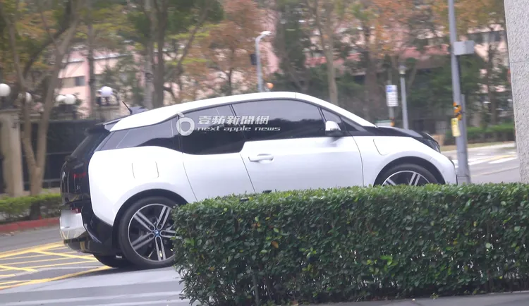 林志穎開著要價188萬起的BMW I3返家。特勤中心攝