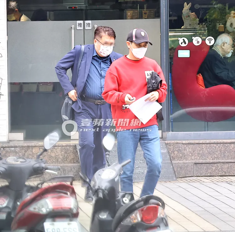 林志穎一手拿著包包及文件、一手拿著車鑰匙準備上車。特勤中心攝