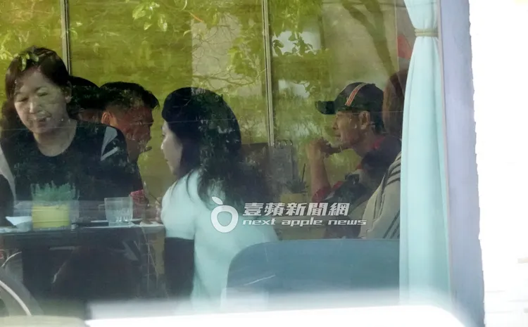 林志穎（右）與一名男子在咖啡廳談公事。特勤中心攝
