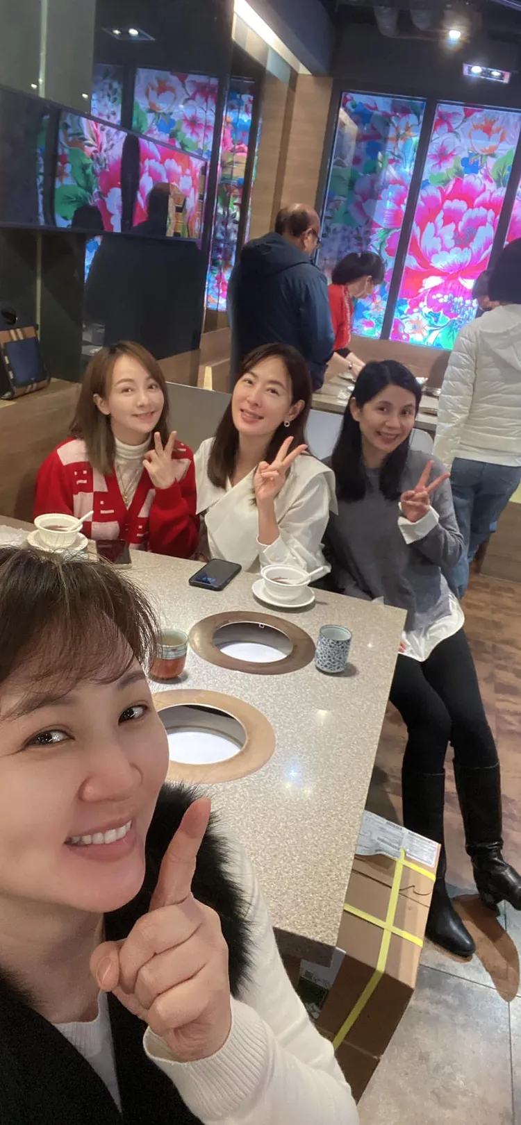 賈永婕今天和郁方聚會合影。翻攝自郁方臉書