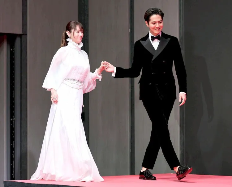 深田恭子（左）由片寄涼太牽到台上。翻攝《報知新聞》