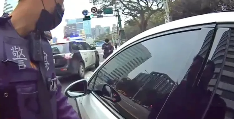 警消敲打車窗，喚醒沉睡中的翁男。翻攝畫面