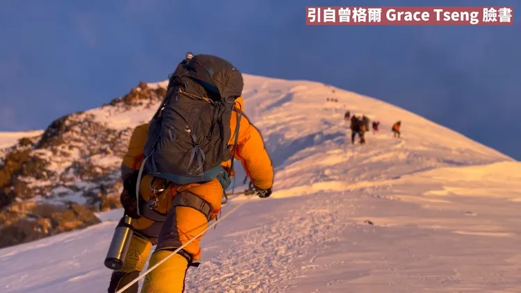 上山路非常陡峭且都被白雪覆蓋。引自曾格爾臉書