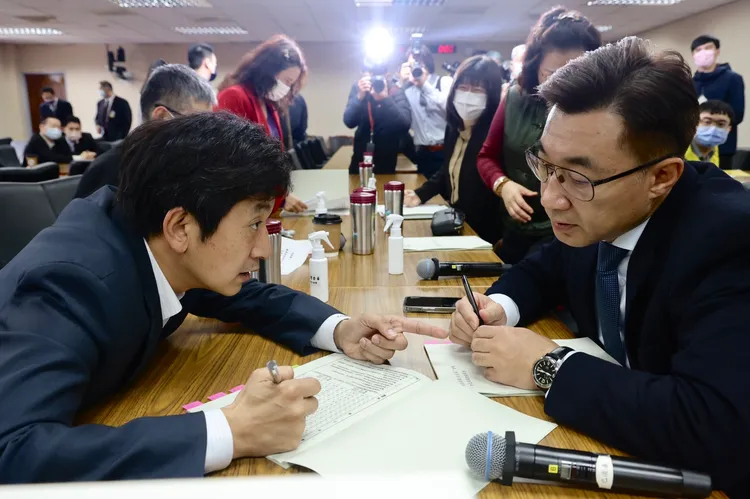 蔡適應與江啟臣討論新會期所分配的部會。林林攝