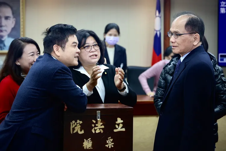 本屆進入內政委員會的立法院長游錫堃（右）也到現場參與選舉。林林攝