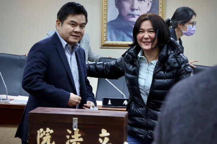 內政委員會用推舉方式產生的新召委莊瑞雄（左）與陳玉珍（右）。林林攝