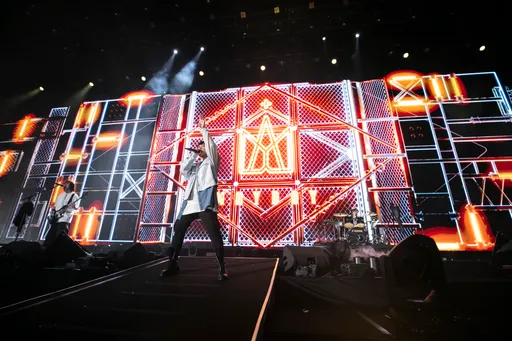 五月天阿信大馬開唱放話「脫光光」 怪獸跳出來畫重點